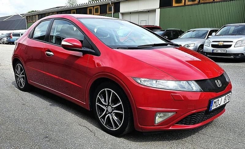 Röd Begagnad 2012 Honda Civic Sport Halvkombi | 79 900 kr (Bra pris) - Bild 1/4