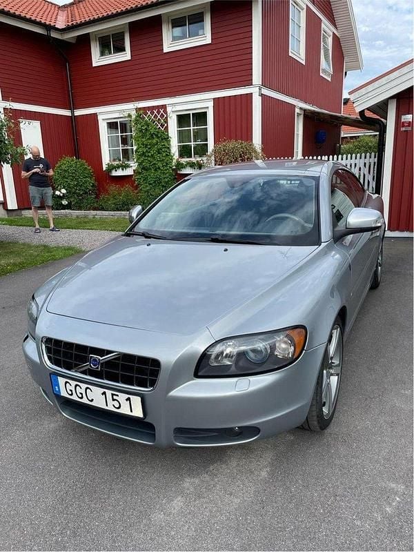 Silver Begagnad 2010 Volvo C70 Summum Cab | 125 000 kr (Superpris) - Bild 1/4