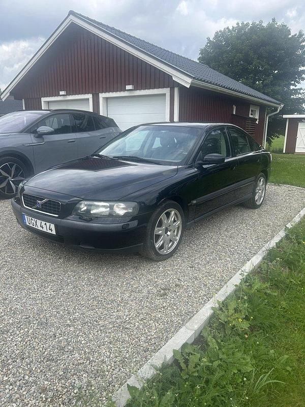 Svart Begagnad 2004 Volvo S60 Sedan | 15 000 kr (Superpris) - Bild 1/4