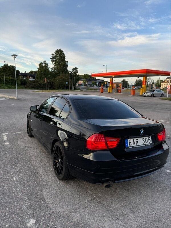 Svart Begagnad 2010 BMW 318 Comfort Edition Sedan | 75 000 kr (Marknadspris) - Bild 1/4