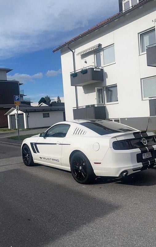 Vit Begagnad 2013 Ford Mustang Sportkupé | 159 000 kr (Marknadspris) - Bild 1/4