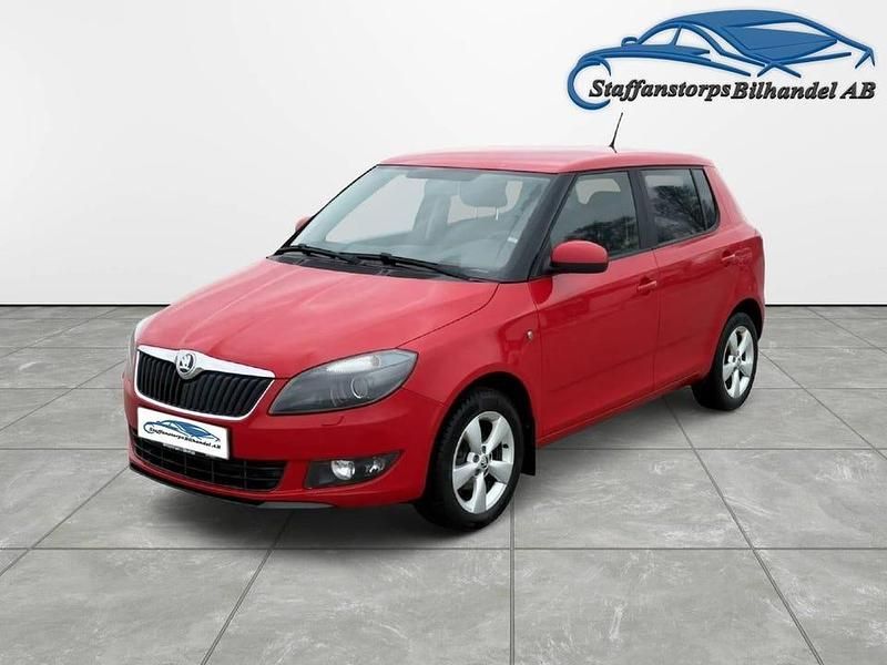 Röd Begagnad 2013 Skoda Fabia Ambiente Halvkombi | 69 900 kr (Marknadspris) - Bild 1/4