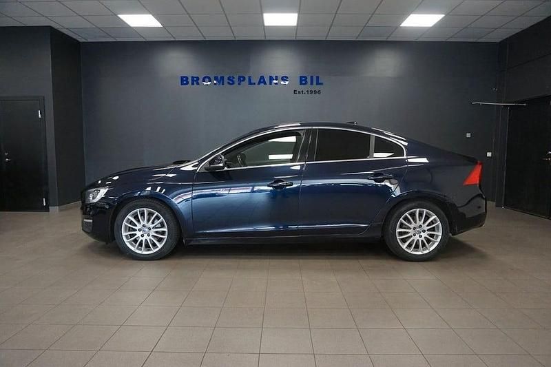 Mörkblå (blåmetallic) Begagnad 2016 Volvo S60 Summum Sedan | 139 500 kr (Marknadspris) - Bild 1/4