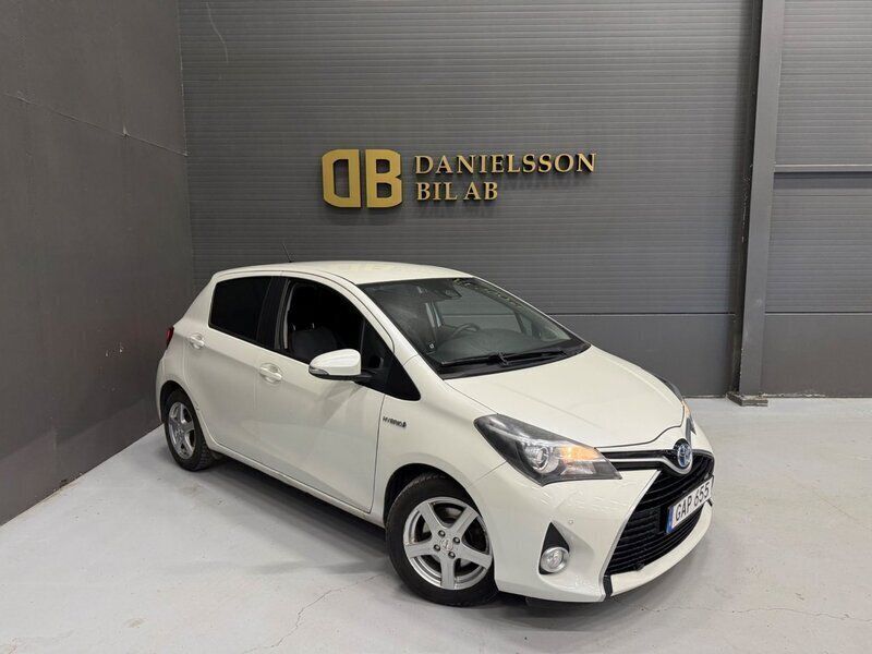Ljusgrå (grå) Begagnad 2015 Toyota Yaris Hybrid Active Halvkombi | 99 800 kr (Lite dyr) - Bild 1/4