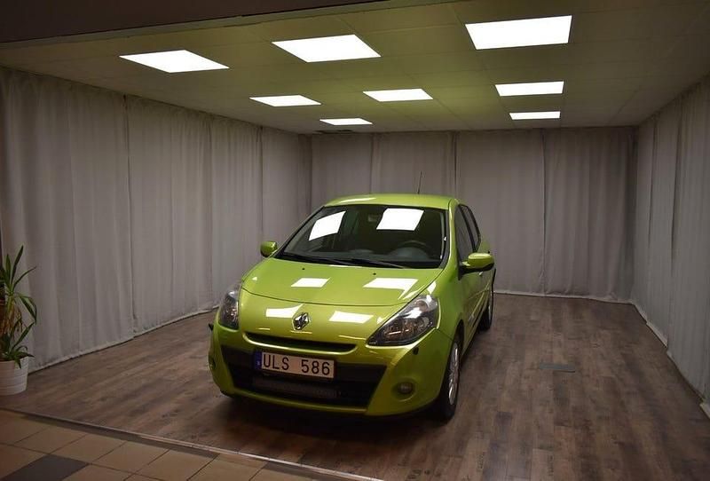 Grön Begagnad 2010 Renault Clio II Halvkombi | 69 900 kr (Dyr) - Bild 1/3