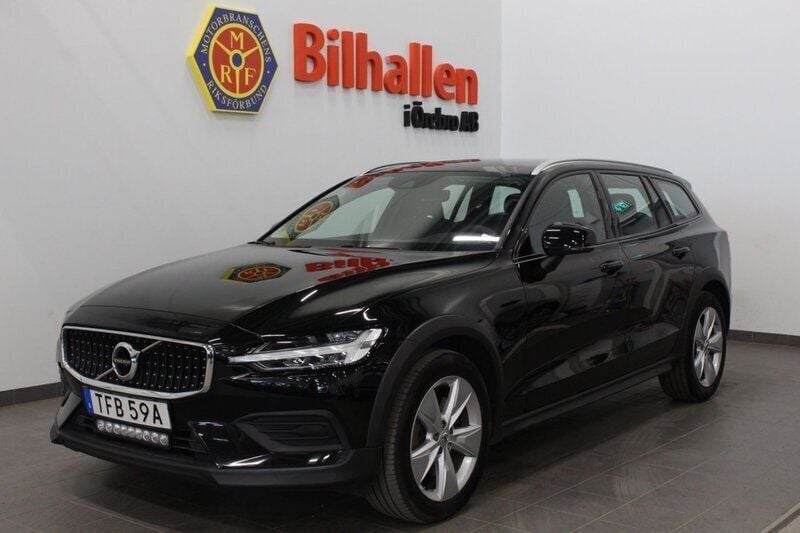 Svart Begagnad 2021 Volvo V60 CC Momentum Kombi | 299 000 kr (Bra pris) - Bild 1/4