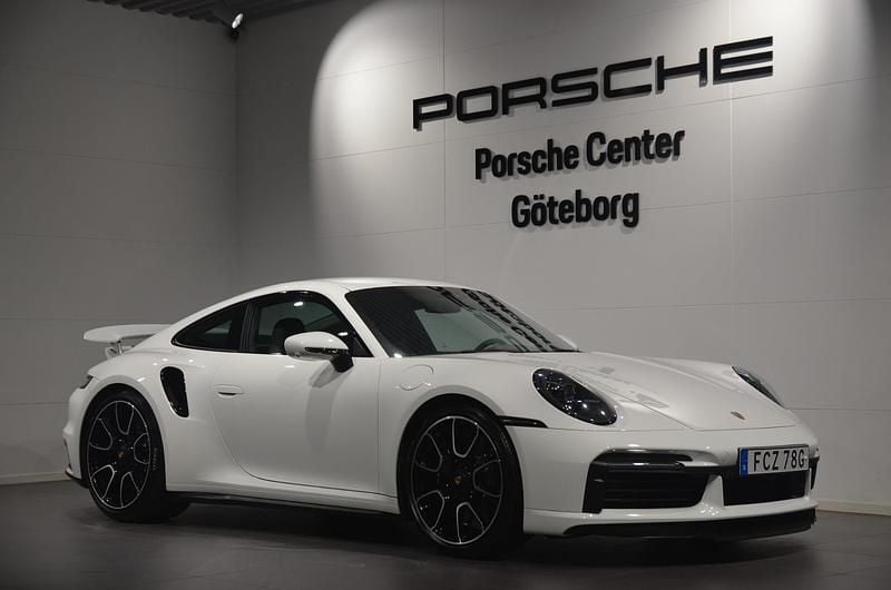 Vit Begagnad 2020 Porsche 911 Turbo S Sportkupé | 2 199 000 kr (Marknadspris) - Bild 1/4