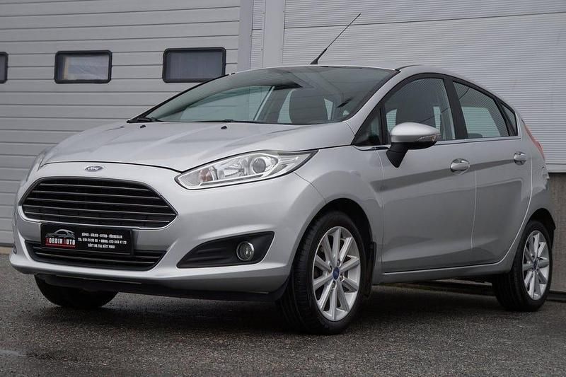 Begagnad Ford Fiesta Titanium 80 HK (58 kW) 2015 Grå Halvkombi