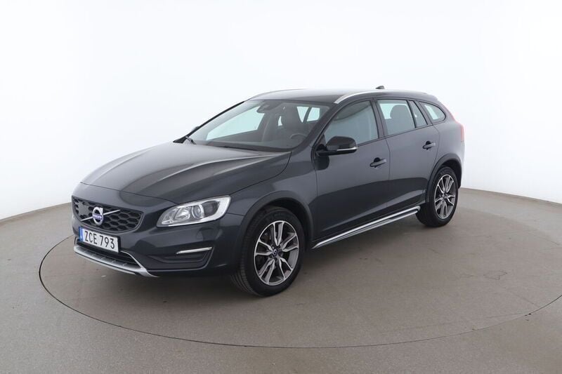 Grå Begagnad 2017 Volvo V60 CC Summum Kombi | 230 000 kr (Superpris) - Bild 1/4