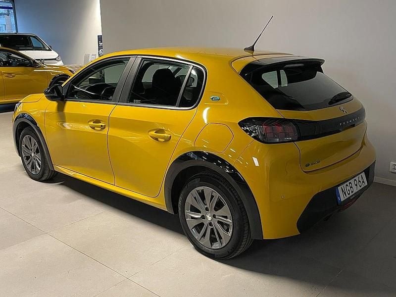 Begagnad Peugeot e-208 Active 100 kW (136 HK) 2022 Gul Halvkombi