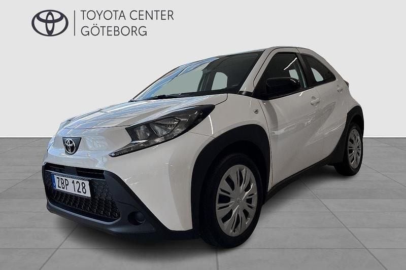Vit Begagnad 2022 Toyota Aygo Play Halvkombi | 159 900 kr (Marknadspris) - Bild 1/4