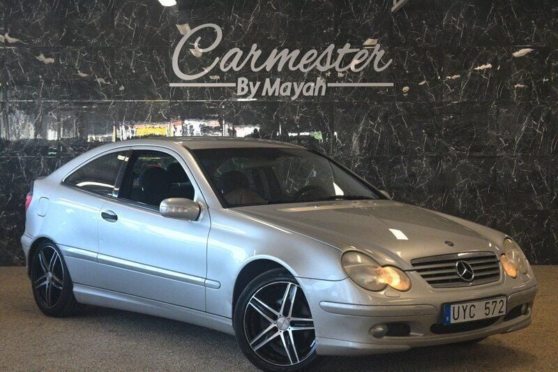 Silver Begagnad 2004 Mercedes C200 Sportkupé | 49 990 kr (Lite dyr) - Bild 1/4