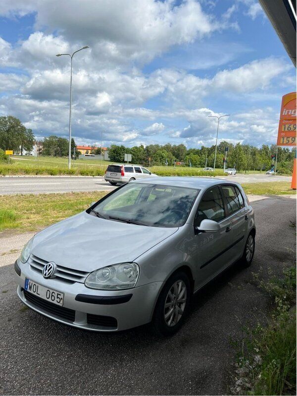Silver Begagnad 2005 VW Golf IV Trendline Halvkombi | 31 000 kr (Marknadspris) - Bild 1/4