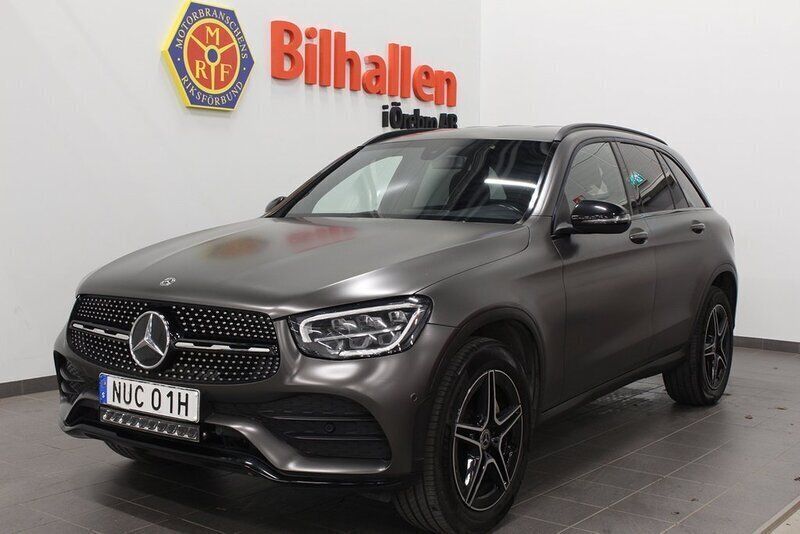 Blå Begagnad 2020 Mercedes GLC300e AMG SUV | 399 000 kr (Marknadspris) - Bild 1/4