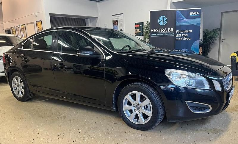 Svart Begagnad 2010 Volvo S60 Momentum Sedan | 89 900 kr (Marknadspris) - Bild 1/4