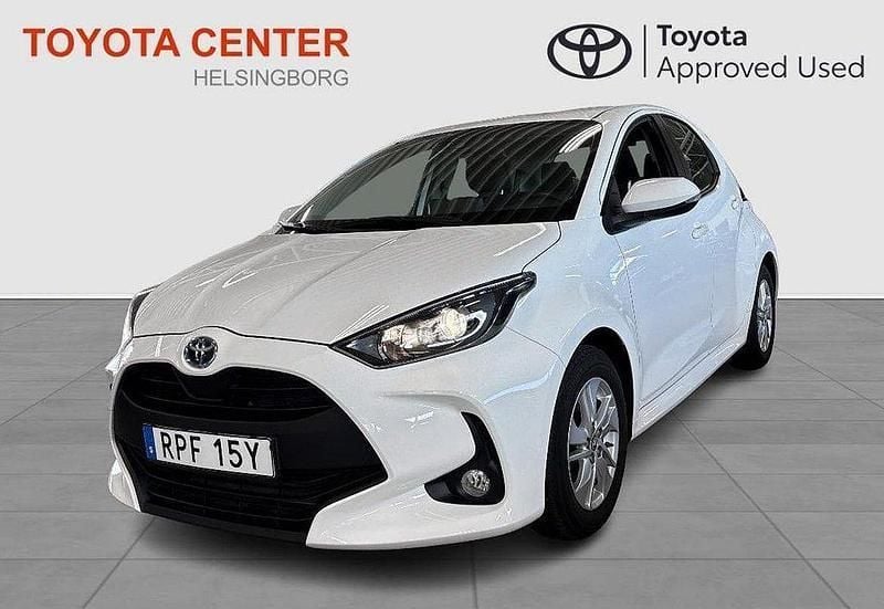 Vit Begagnad 2022 Toyota Yaris Hybrid Active Halvkombi | 209 500 kr (Marknadspris) - Bild 1/4
