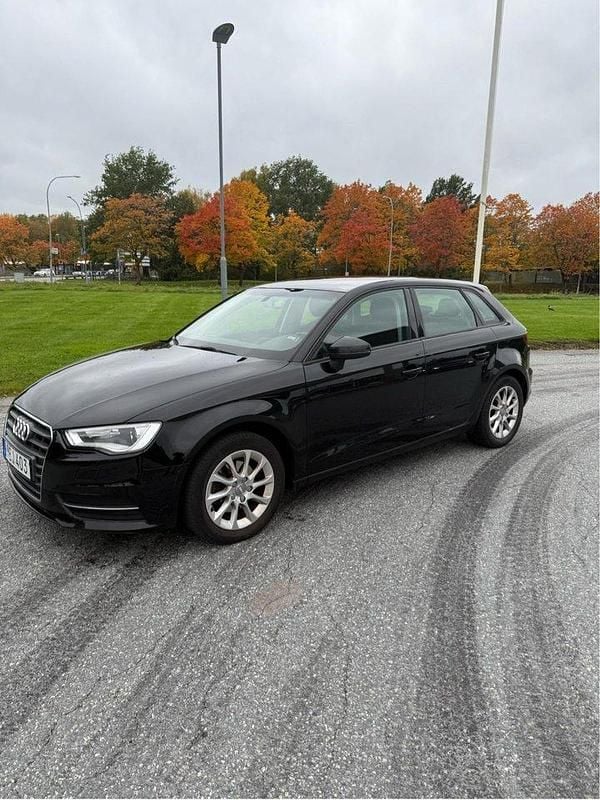 Svart Begagnad 2016 Audi A3 Sportback Attraction Halvkombi | 105 000 kr (Marknadspris) - Bild 1/4