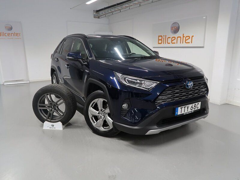 Mörkblå Begagnad 2020 Toyota RAV4 Hybrid Executive SUV | 359 900 kr (Marknadspris) - Bild 1/3