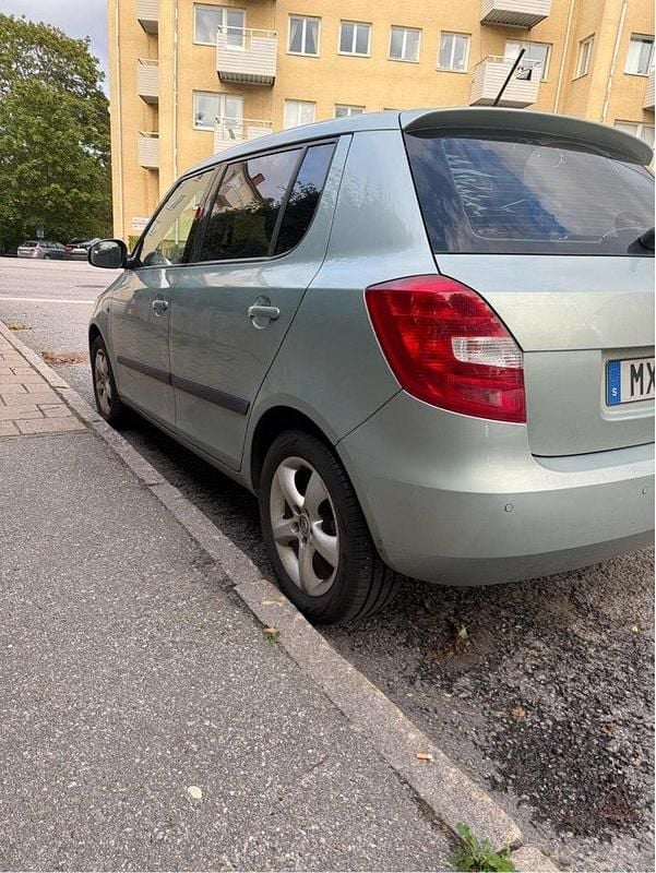 Grön Begagnad 2013 Skoda Fabia Elegance Halvkombi | 32 000 kr (Marknadspris) - Bild 1/4