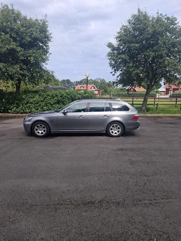 Grå Begagnad 2009 BMW 520 Kombi | 38 000 kr (Marknadspris) - Bild 1/4