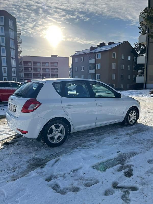 Begagnad Kia Ceed 125 HK (91 kW) 2010 Halvkombi