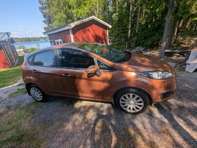 Brun Begagnad 2014 Ford Fiesta Trend Halvkombi | 65 000 kr (Marknadspris) - Bild 1/4