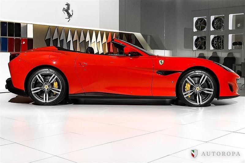 Begagnad Ferrari Portofino 600 HK (441 kW) 2019 Rosso corsa Cab