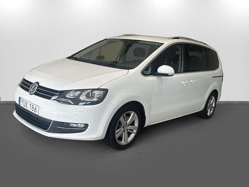 Vit Begagnad 2017 VW Sharan Minibuss | 229 000 kr (Marknadspris) - Bild 1/4