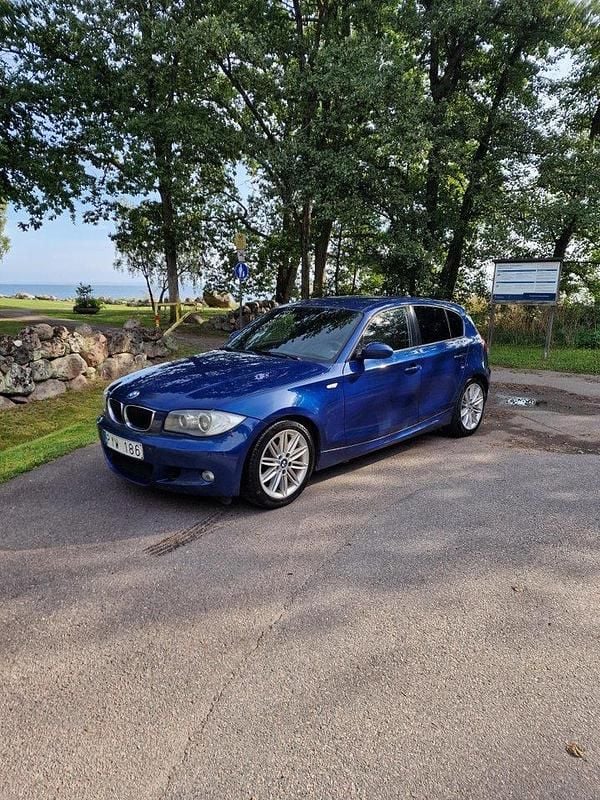 Blå Begagnad 2008 BMW 120 Advantage Halvkombi | 80 000 kr (Marknadspris) - Bild 1/4