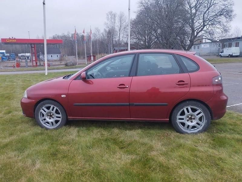 Röd Begagnad 2007 Seat Ibiza Halvkombi | 26 500 kr (Marknadspris) - Bild 1/4