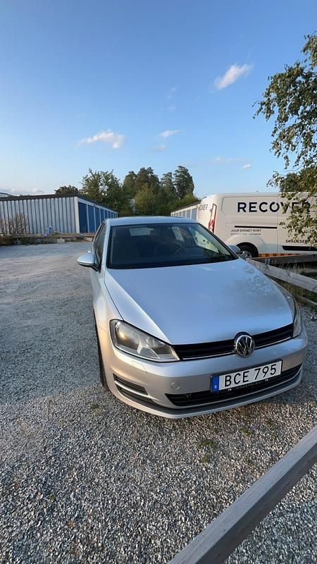 Grå Begagnad 2014 VW Golf VII Halvkombi | 75 000 kr (Marknadspris) - Bild 1/4
