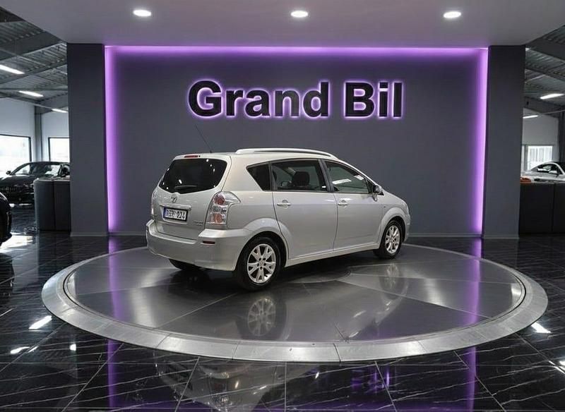 Begagnad Toyota Corolla Verso 129 HK (94 kW) 2008 Silver Minibuss