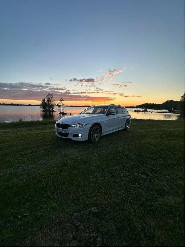 Vit Begagnad 2017 BMW 320 M Sport Kombi | 260 000 kr (Dyr) - Bild 1/4