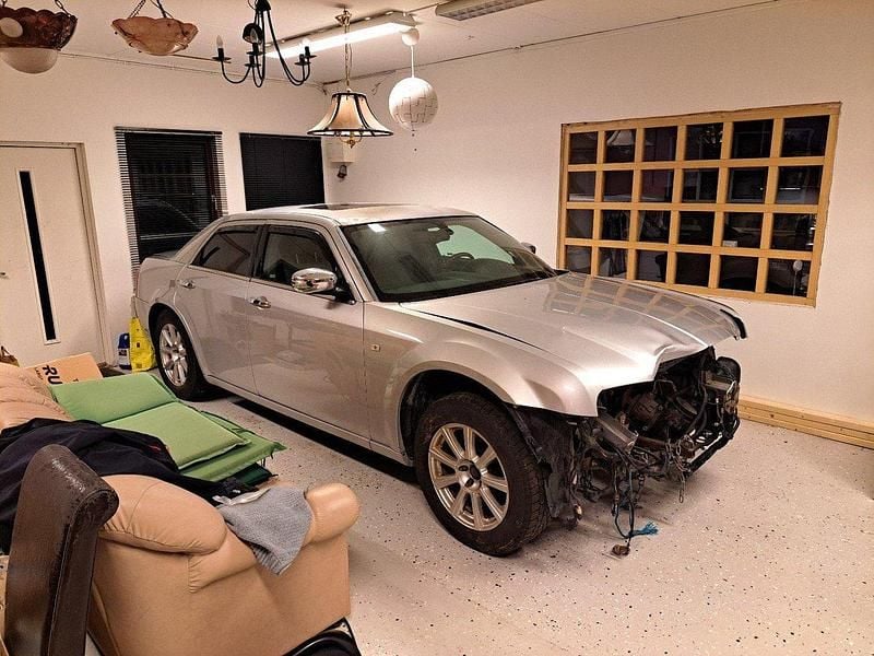 Silver Begagnad 2005 Chrysler 300C Sedan | 16 900 kr - Bild 1/4