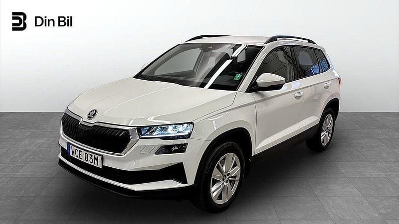 Vit (moon white metallic) Begagnad 2024 Skoda Karoq Selection SUV | 329 900 kr (Bra pris) - Bild 1/4