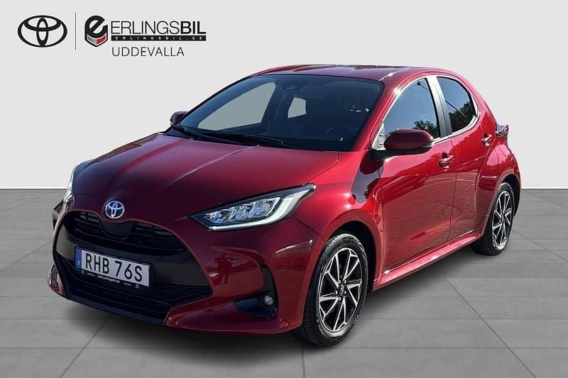 Röd Begagnad 2022 Toyota Yaris Hybrid Active Halvkombi | 229 900 kr (Marknadspris) - Bild 1/3