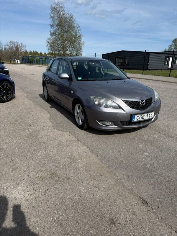 Grå Begagnad 2006 Mazda 3 Inclusive Halvkombi | 19 900 kr (Marknadspris) - Bild 1/4