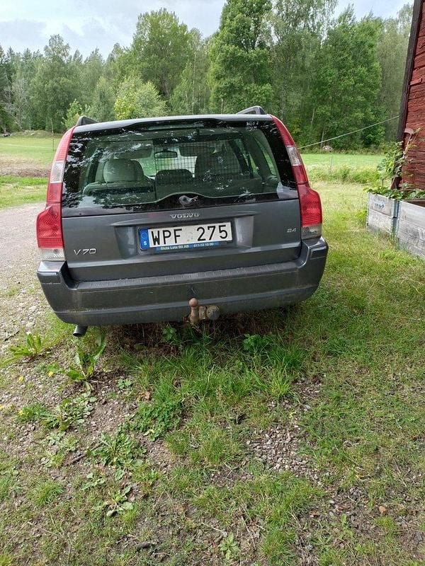 Grå Begagnad 2005 Volvo V70 Kinetic Kombi | 5 000 kr (Superpris) - Bild 1/4