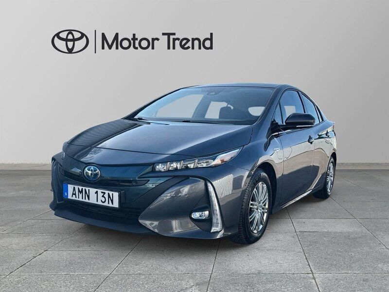 Mörkgrå (grå) Begagnad 2019 Toyota Prius Plug-in Hybrid Executive Halvkombi | 249 500 kr (Marknadspris) - Bild 1/3