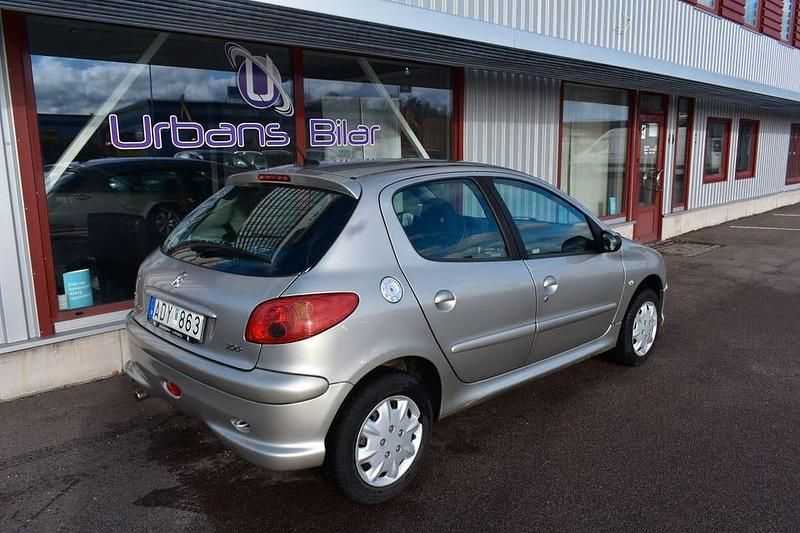 Begagnad Peugeot 206 75 HK (55 kW) 2007 Grå Halvkombi