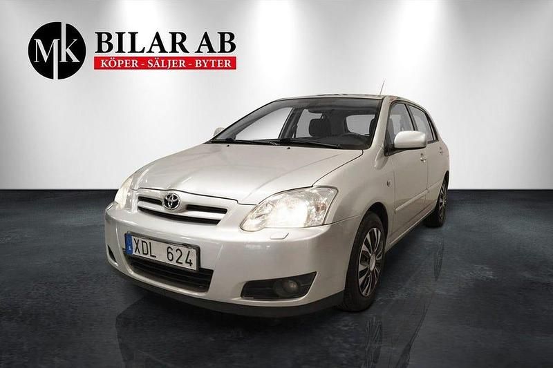Silver Begagnad 2005 Toyota Corolla Halvkombi | 49 900 kr (Marknadspris) - Bild 1/4