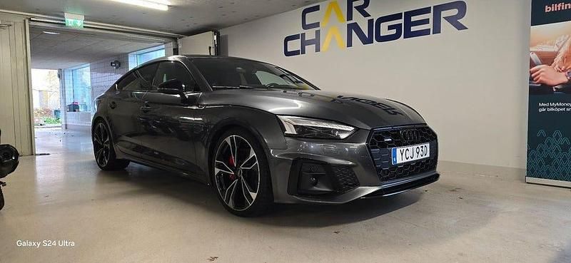 Grå Begagnad 2022 Audi A5 Sportback Competition Halvkombi | 419 900 kr (Marknadspris) - Bild 1/4