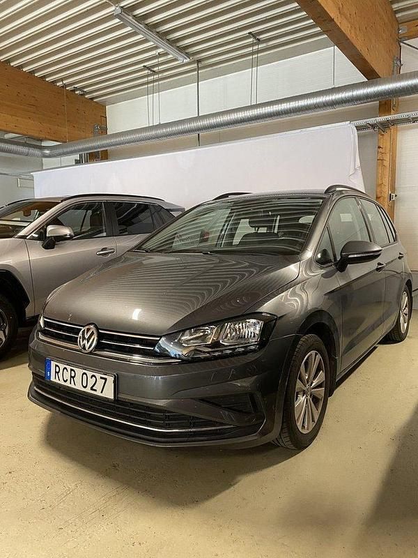 Mörkgrå Begagnad 2018 VW Golf VII Halvkombi | 169 000 kr (Bra pris) - Bild 1/4