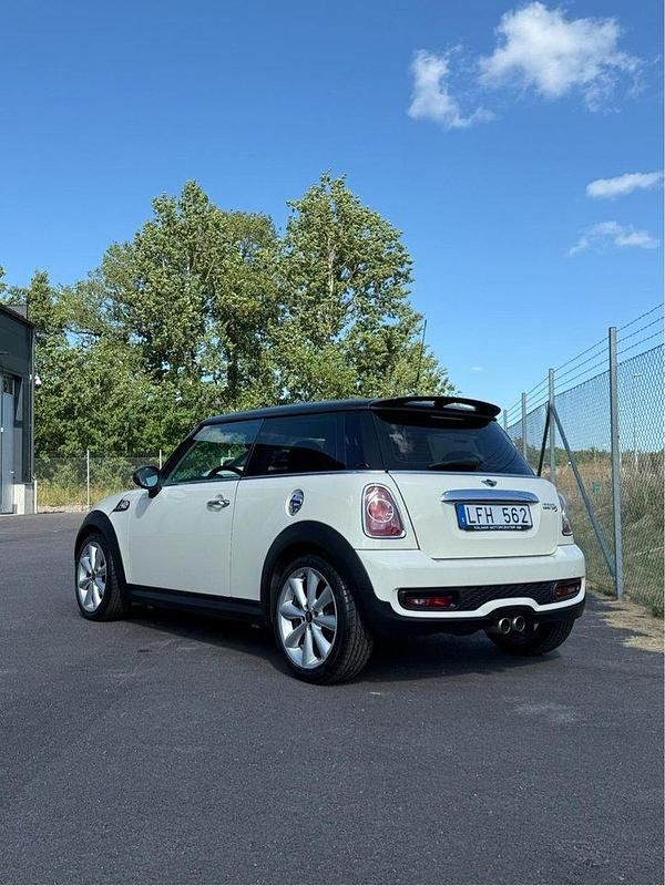 Vit Begagnad 2011 Mini Cooper S Halvkombi | 94 900 kr (Marknadspris) - Bild 1/4