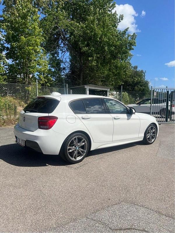 Vit Begagnad 2013 BMW 118 M Sport Halvkombi | 110 000 kr (Dyr) - Bild 1/4