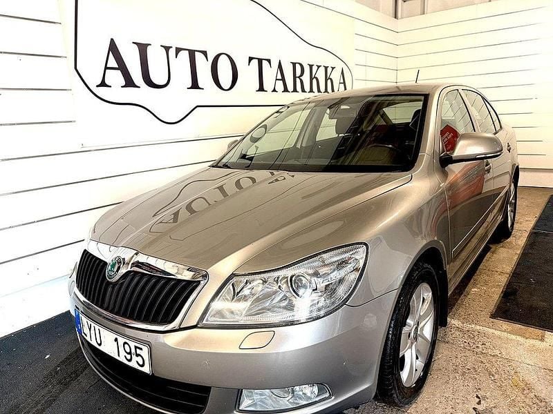 Ljusbrun (ljusbeigemetallic) Begagnad 2011 Skoda Octavia Elegance Halvkombi | 62 500 kr (Bra pris) - Bild 1/4