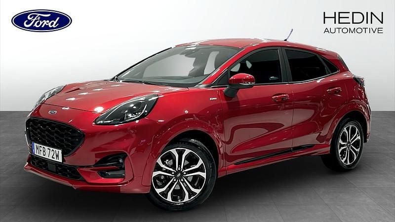 Röd (red) Begagnad 2022 Ford Puma ST-Line SUV | 219 900 kr (Marknadspris) - Bild 1/4
