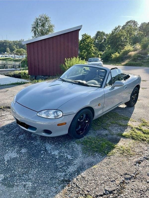 Grå Begagnad 2002 Mazda MX5 Cab | 65 000 kr (Lite dyr) - Bild 1/4