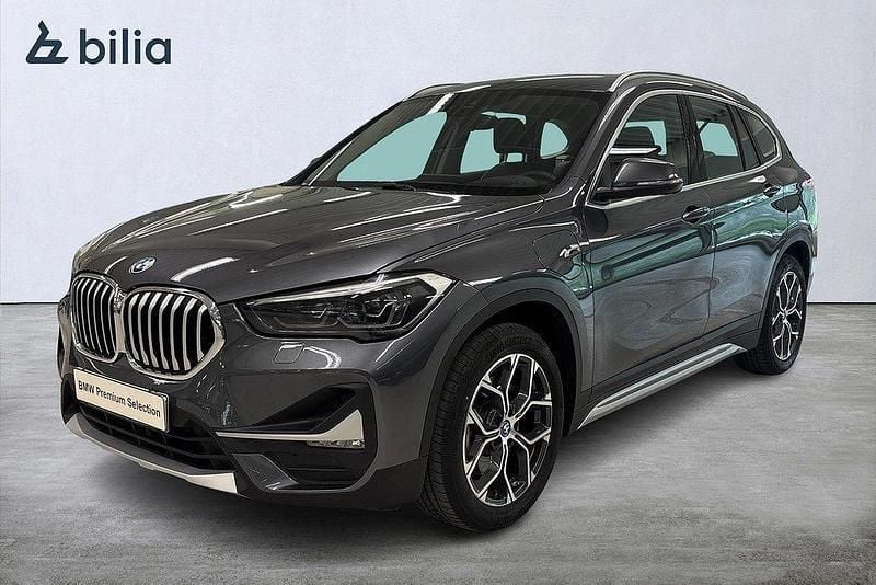 Grå Begagnad 2022 BMW X1 xLine SUV | 334 900 kr (Marknadspris) - Bild 1/4