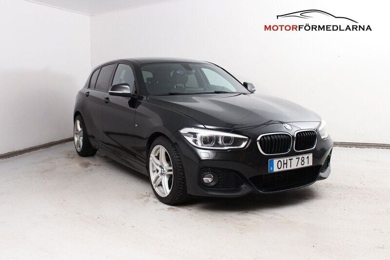 Svart Begagnad 2017 BMW 118 M Sport Halvkombi | 177 900 kr (Bra pris) - Bild 1/4